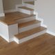 escalera de madera teñida